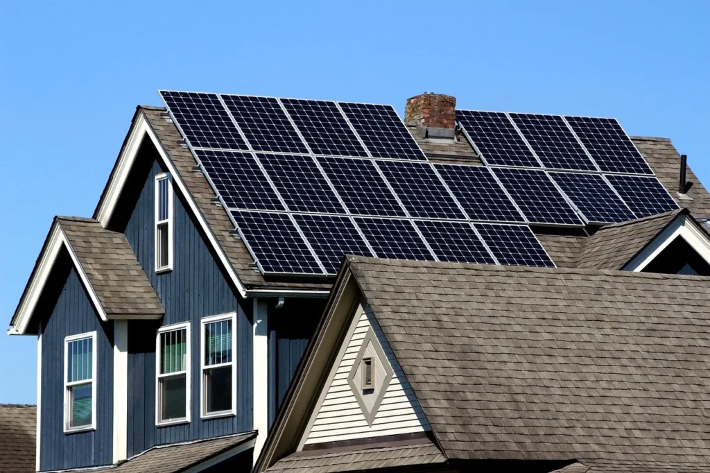 Casa com módulos solares no telhado